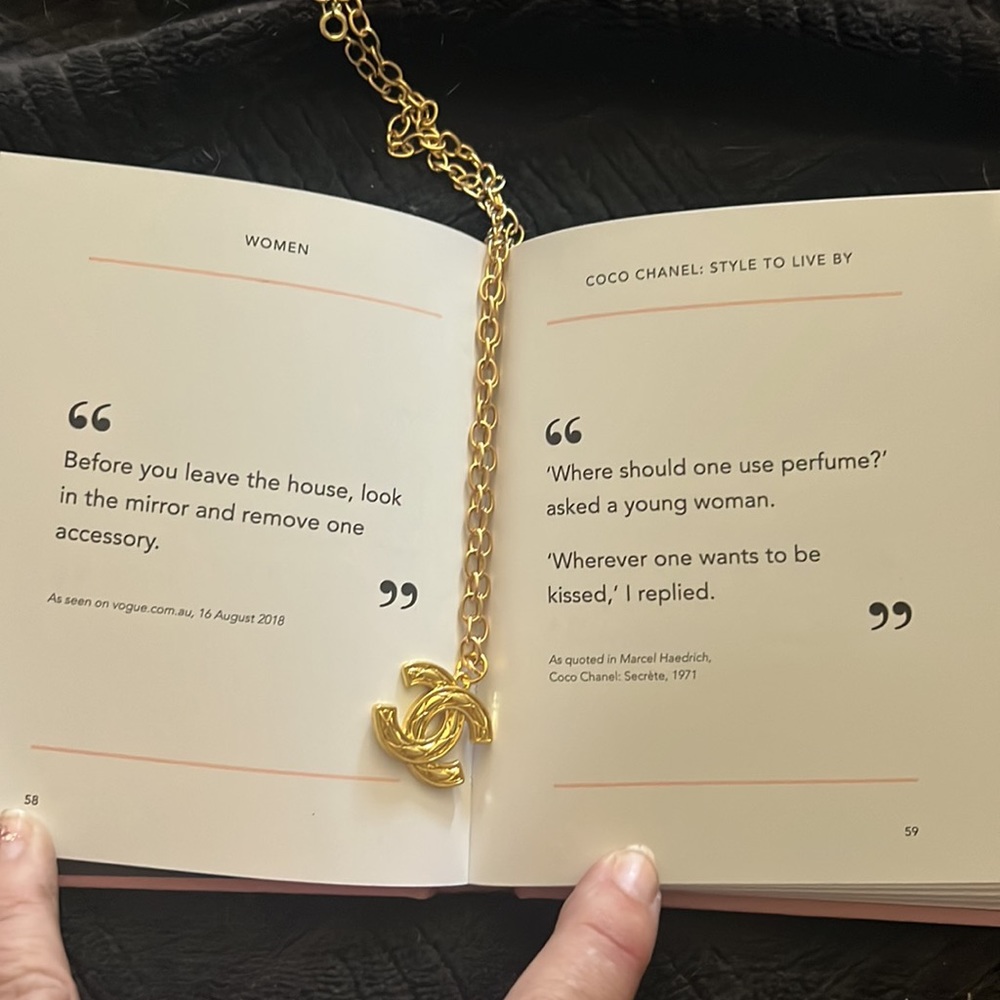 The little book of COCO CHANEL 192 pages of Coco quotes & info. Style to live by - Picture 6 of 6